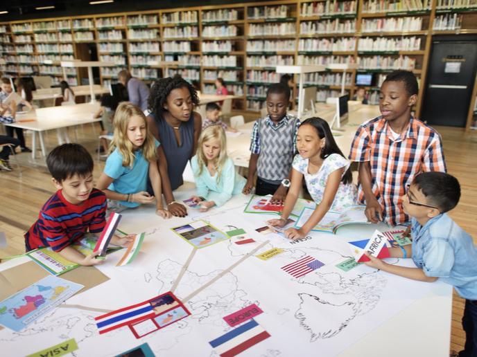 Kinderen leren samen met een wereldkaart